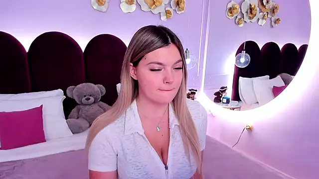 Snapshot of ZaraBloom chatting on December 16, 3:11 am ZaraBloom online show from December 16, 3:11 am