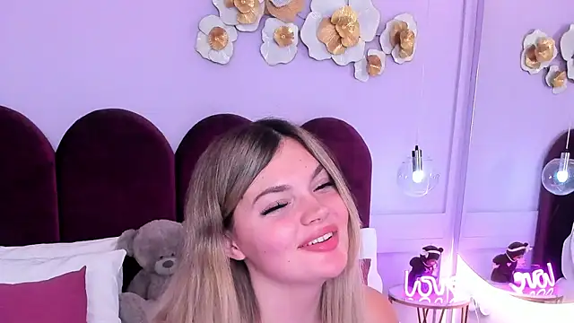 Snapshot of ZaraBloom chatting on December 23, 4:21 am ZaraBloom online show from December 23, 4:21 am