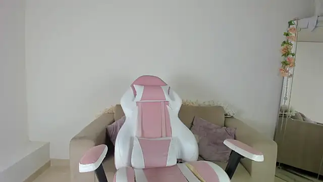 Snapshot of Charlotte_cowell_sub1_ chatting on December 19, 4:45 am Charlotte cowell sub1 online show from December 19, 4:45 am