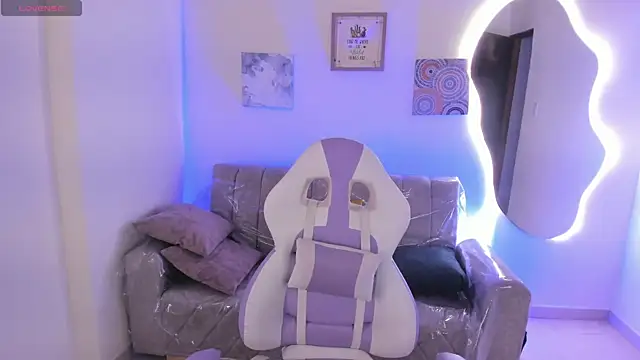 Snapshot of Charlotte_cowell_sub1_ chatting on December 17, 5:08 pm Charlotte cowell sub1 online show from December 17, 5:08 pm