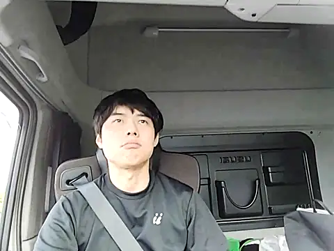 whitebriefboy online show from April 18, 9:48 pm