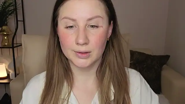 Snapshot of Helens_love chatting on May 1, 1:43 am Helens love online show from May 1, 1:43 am