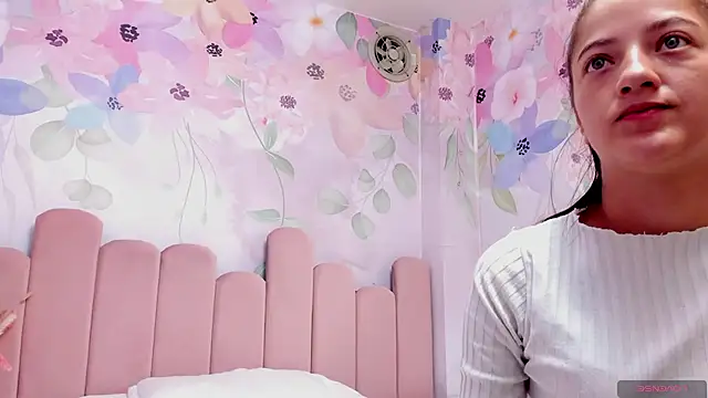 Annie Cute18  online show from January 17, 4:06 am