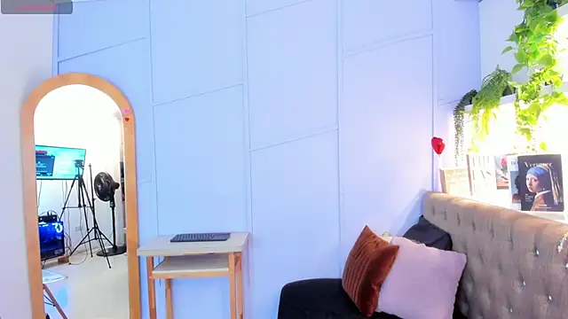 amber-hill online show from July 1, 12:18 pm