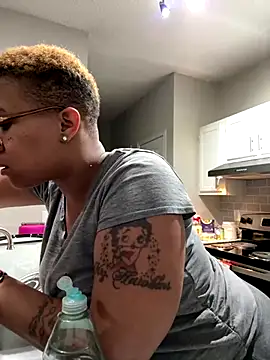 Snapshot of SexyHoneyRedd chatting on December 1, 10:21 pm SexyHoneyRedd online show from December 1, 10:21 pm