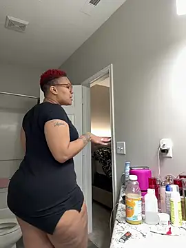 Snapshot of SexyHoneyRedd chatting on December 22, 12:28 am SexyHoneyRedd online show from December 22, 12:28 am