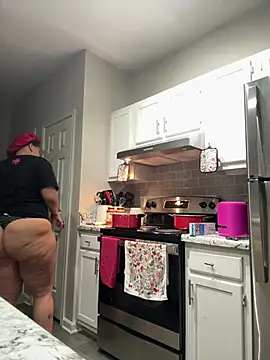 Snapshot of SexyHoneyRedd chatting on January 1, 1:37 am SexyHoneyRedd online show from January 1, 1:37 am