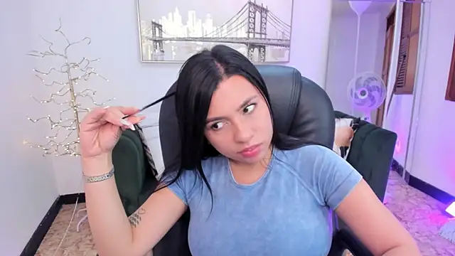 naomii campbell  online show from January 25, 4:03 pm