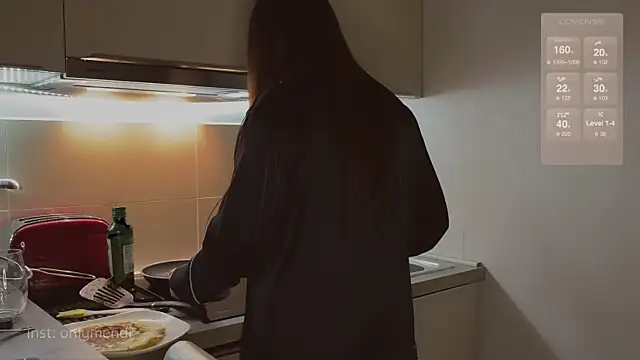 Snapshot of MENNDI chatting on December 7, 5:48 am MENNDI online show from December 7, 5:48 am