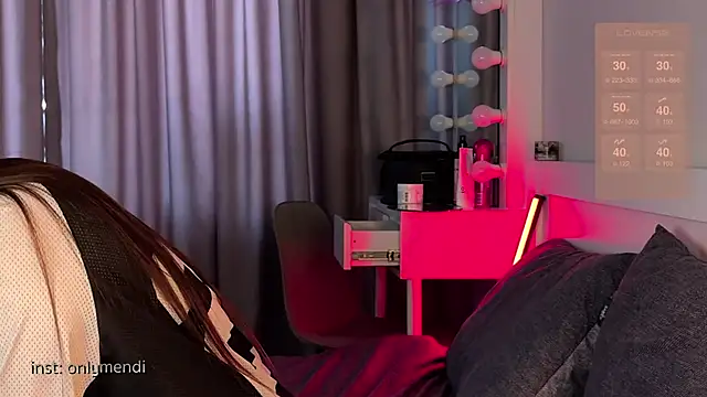 Snapshot of MENNDI chatting on February 12, 12:44 pm MENNDI online show from February 12, 12:44 pm