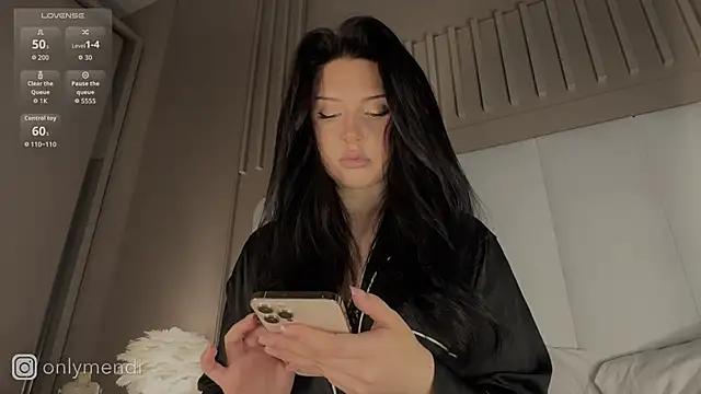 Snapshot of MENNDI chatting on October 7, 8:33 am MENNDI online show from October 7, 8:33 am