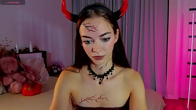 Snapshot of Undertheskin chatting on October 31, 1:12 pm Undertheskin online show from October 31, 1:12 pm