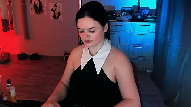 Lora Cain online show from July 31, 1:54 pm