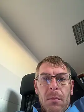 Snapshot of adrian90bi11 chatting on May 1, 3:38 pm adrian90bi11 online show from May 1, 3:38 pm