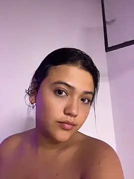 Snapshot of alisson_carolina73 chatting on May 17, 11:45 pm alisson carolina73 online show from May 17, 11:45 pm