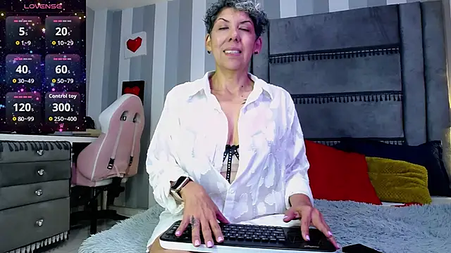Snapshot of Julianewell chatting on May 13, 12:46 pm Julianewell online show from May 13, 12:46 pm