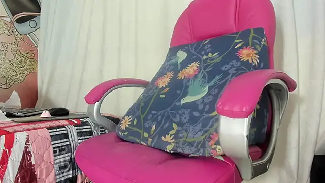 Snapshot of KOURTNEY-- chatting on February 10, 4:30 am KOURTNEY-- online show from February 10, 4:30 am