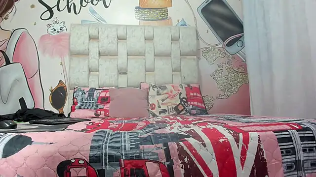 Snapshot of KOURTNEY-- chatting on February 12, 1:09 am KOURTNEY-- online show from February 12, 1:09 am