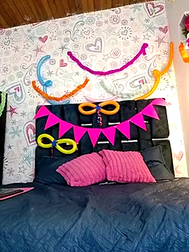 Snapshot of KOURTNEY-- chatting on March 1, 1:22 am KOURTNEY-- online show from March 1, 1:22 am