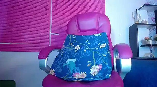 Snapshot of KOURTNEY-- chatting on March 9, 7:23 am KOURTNEY-- online show from March 9, 7:23 am