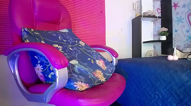 Snapshot of KOURTNEY-- chatting on March 13, 7:53 am KOURTNEY-- online show from March 13, 7:53 am