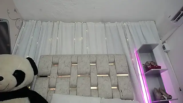 Snapshot of KOURTNEY-- chatting on September 12, 2:22 am KOURTNEY-- online show from September 12, 2:22 am