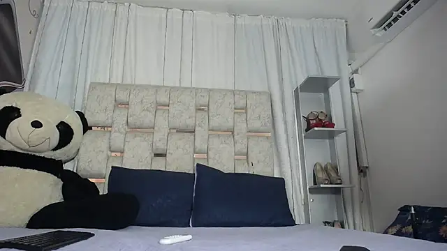 Snapshot of KOURTNEY-- chatting on September 27, 1:54 am KOURTNEY-- online show from September 27, 1:54 am