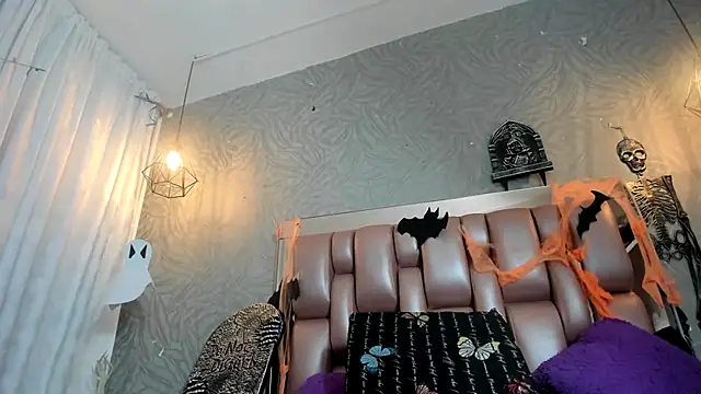 Snapshot of KOURTNEY-- chatting on October 14, 1:39 am KOURTNEY-- online show from October 14, 1:39 am