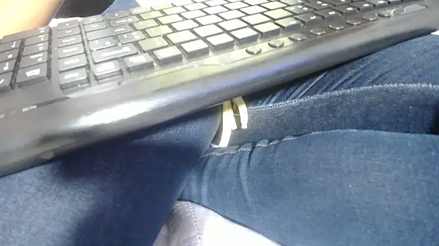 Snapshot of KOURTNEY-- chatting on October 20, 1:50 am KOURTNEY-- online show from October 20, 1:50 am