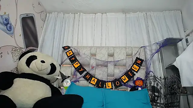 Snapshot of KOURTNEY-- chatting on October 26, 1:44 am KOURTNEY-- online show from October 26, 1:44 am