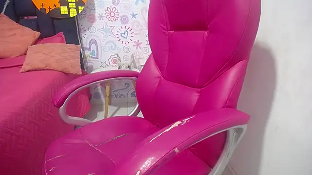 Snapshot of KOURTNEY-- chatting on October 29, 2:14 am KOURTNEY-- online show from October 29, 2:14 am