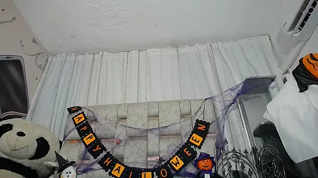 Snapshot of KOURTNEY-- chatting on October 31, 1:28 am KOURTNEY-- online show from October 31, 1:28 am