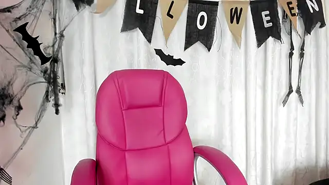 Snapshot of KOURTNEY-- chatting on November 1, 2:13 am KOURTNEY-- online show from November 1, 2:13 am