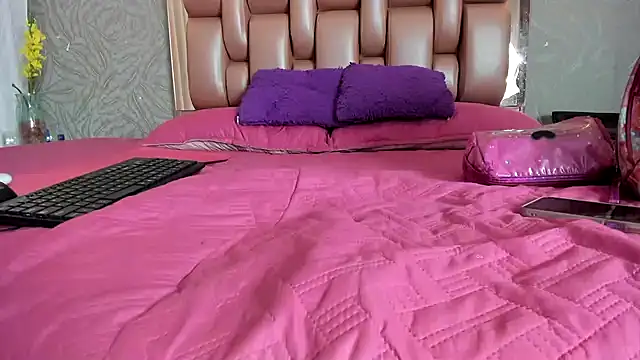 Snapshot of KOURTNEY-- chatting on December 5, 1:58 am KOURTNEY-- online show from December 5, 1:58 am