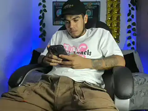 Snapshot of mikee_scooth chatting on January 19, 2:57 am mikee scooth online show from January 19, 2:57 am