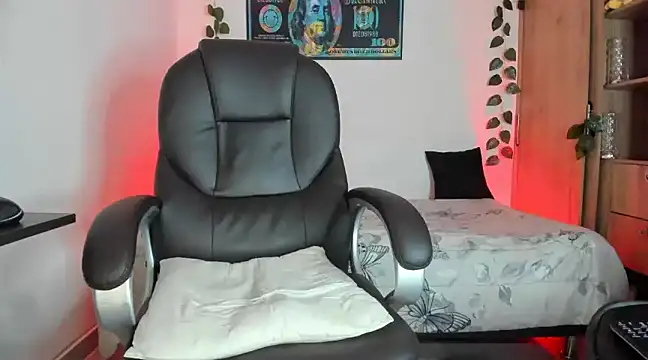 Snapshot of mikee_scooth chatting on February 25, 6:47 am mikee scooth online show from February 25, 6:47 am