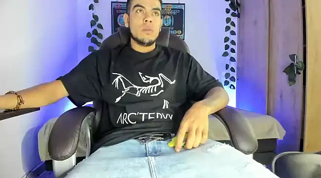 Snapshot of mikee_scooth chatting on March 7, 8:34 am mikee scooth online show from March 7, 8:34 am