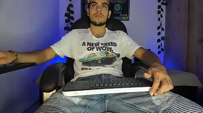 Snapshot of mikee_scooth chatting on March 15, 12:25 am mikee scooth online show from March 15, 12:25 am