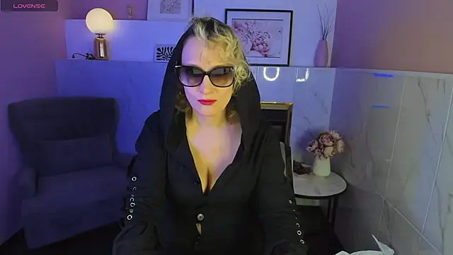 Queen Anna  online show from January 23, 1:45 pm