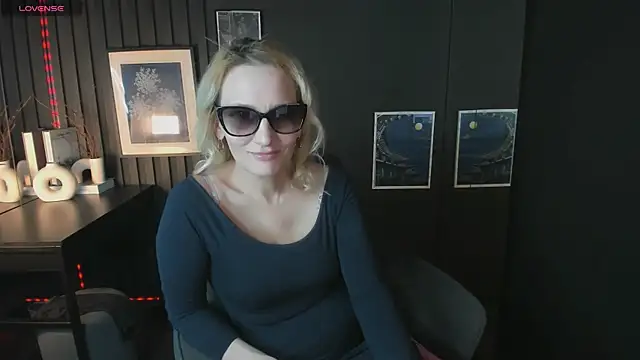 Snapshot of Queen_Anna_ chatting on July 26, 5:37 am Queen Anna online show from July 26, 5:37 am