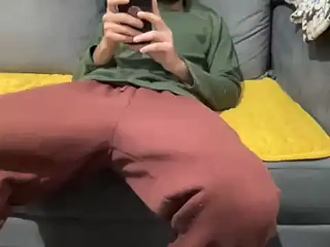 4small4inchlol online show from February 4, 5:45 pm