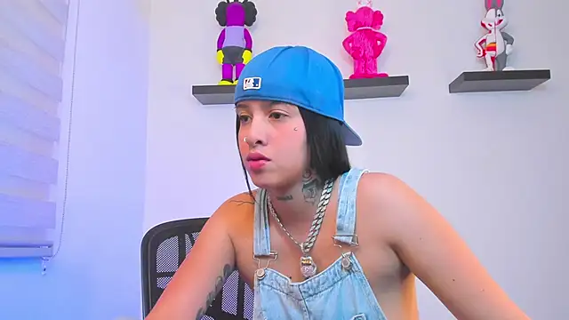 Snapshot of Gangster_Girl chatting on December 17, 10:32 pm Gangster Girl online show from December 17, 10:32 pm