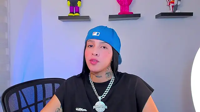 Snapshot of Gangster_Girl chatting on December 21, 10:08 pm Gangster Girl online show from December 21, 10:08 pm