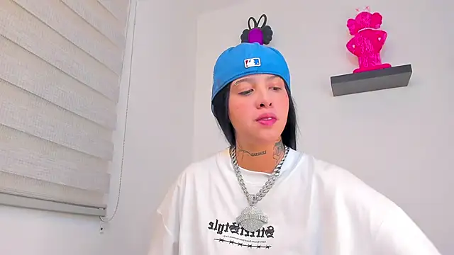 Snapshot of Gangster_Girl chatting on January 2, 1:17 am Gangster Girl online show from January 2, 1:17 am