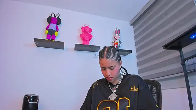 Snapshot of Gangster_Girl chatting on November 2, 5:48 pm Gangster Girl online show from November 2, 5:48 pm