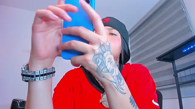 Snapshot of Gangster_Girl chatting on November 12, 1:39 am Gangster Girl online show from November 12, 1:39 am