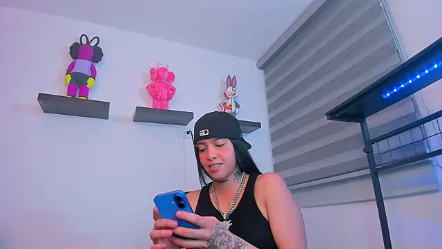 Snapshot of Gangster_Girl chatting on November 13, 12:53 am Gangster Girl online show from November 13, 12:53 am