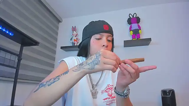 Snapshot of Gangster_Girl chatting on November 26, 11:06 pm Gangster Girl online show from November 26, 11:06 pm