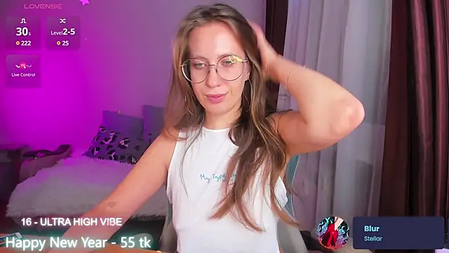 Snapshot of ms_allison_w chatting on January 1, 3:35 pm ms allison w online show from January 1, 3:35 pm