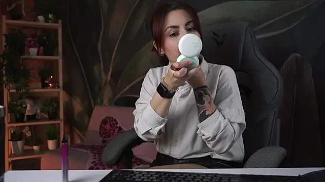 Lana  May online show from October 19, 6:03 am